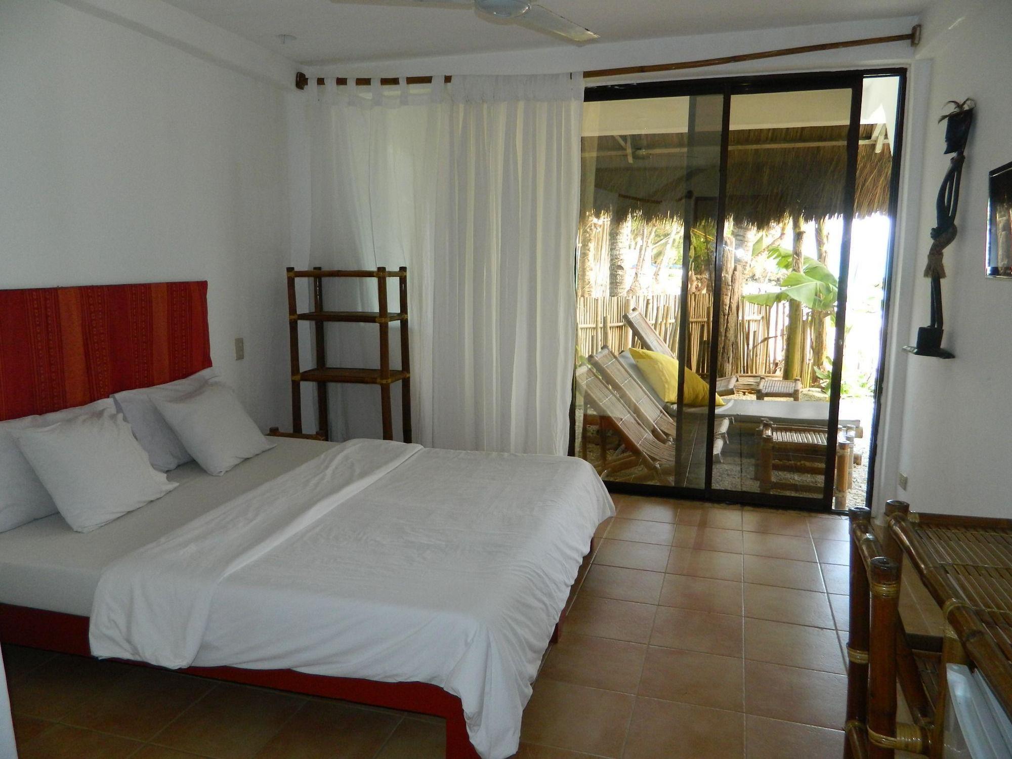 Artista Beach Villa Balabag  Buitenkant foto
