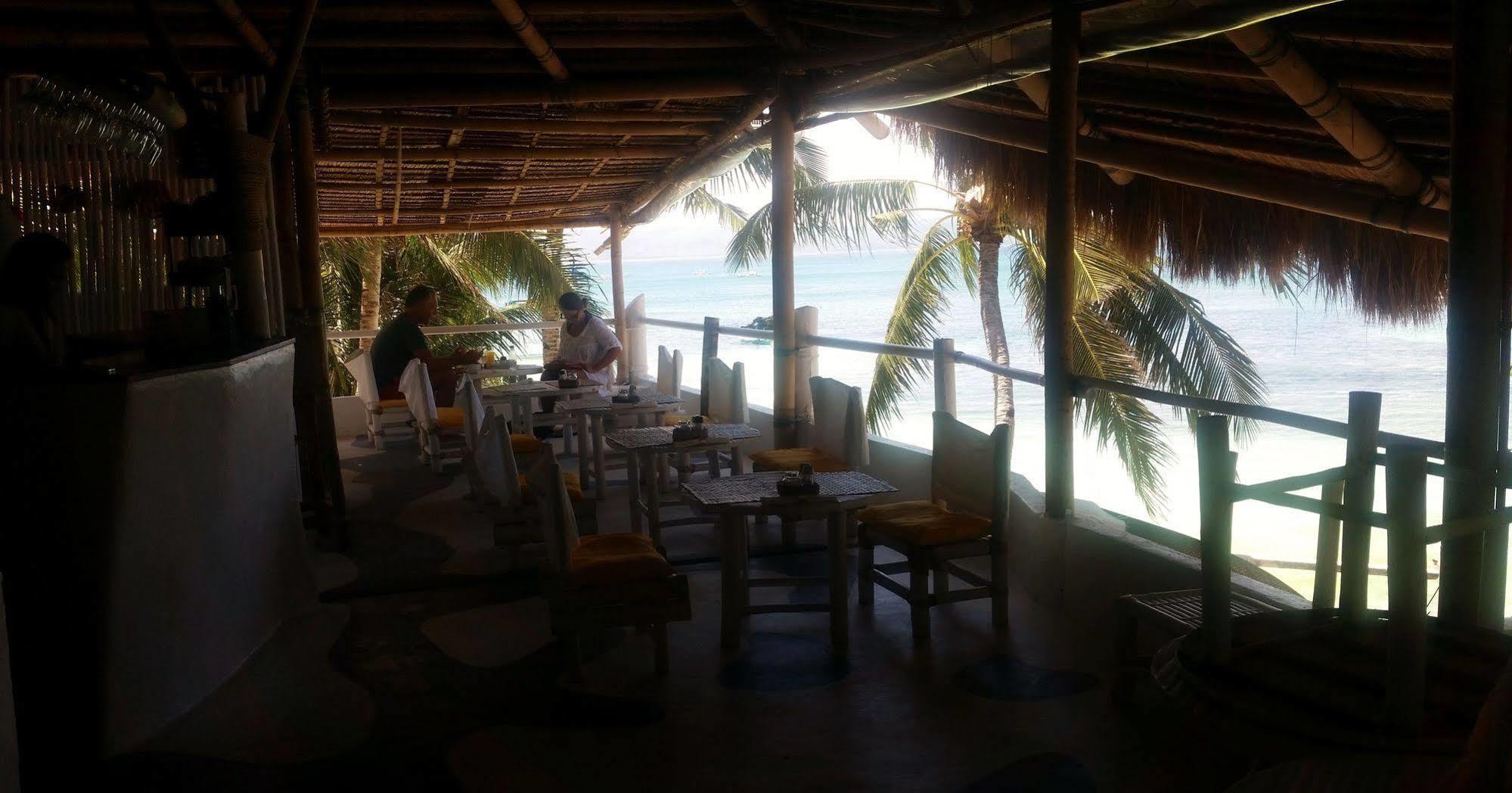 Artista Beach Villa Balabag  Buitenkant foto