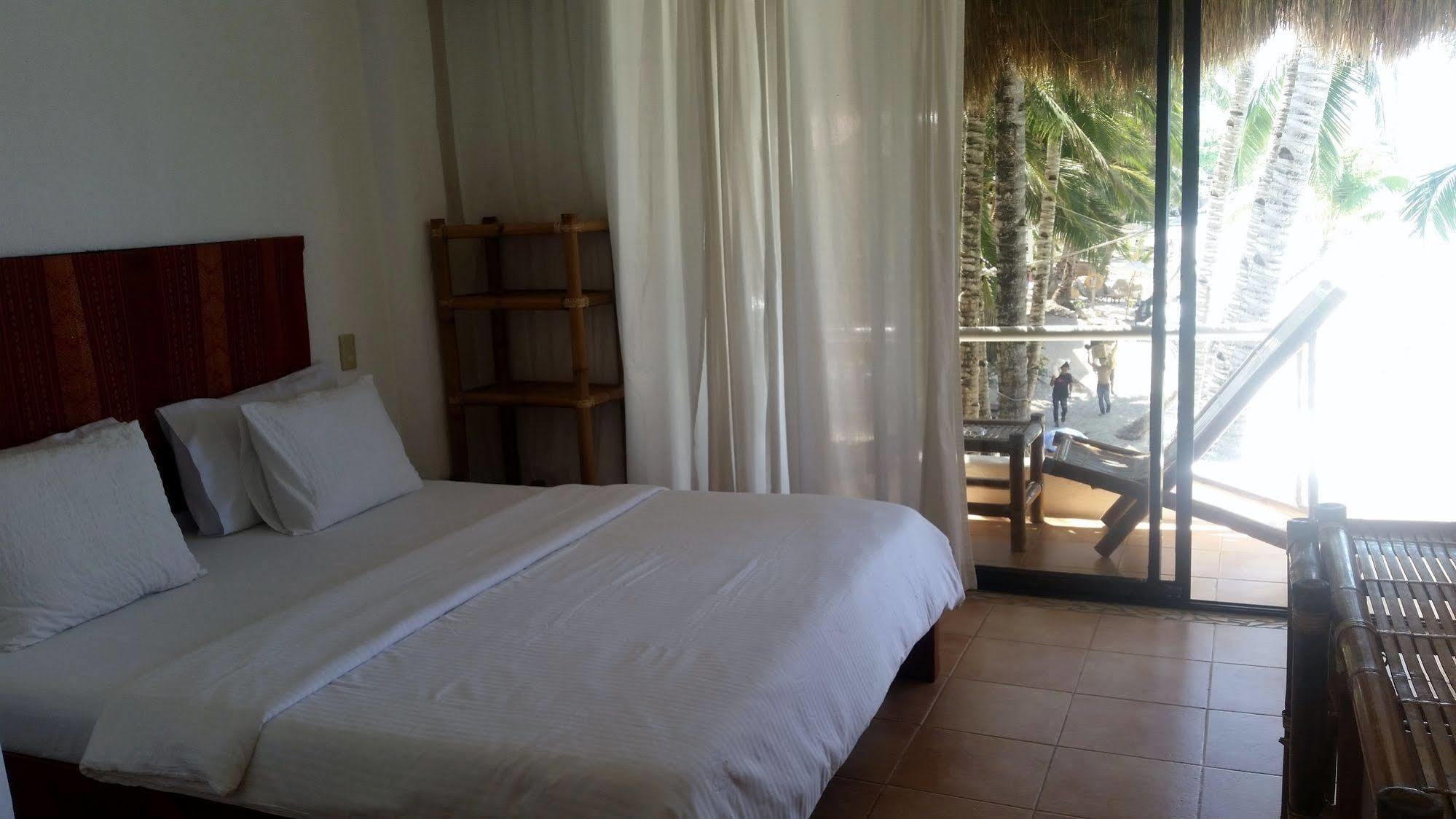 Artista Beach Villa Balabag  Buitenkant foto