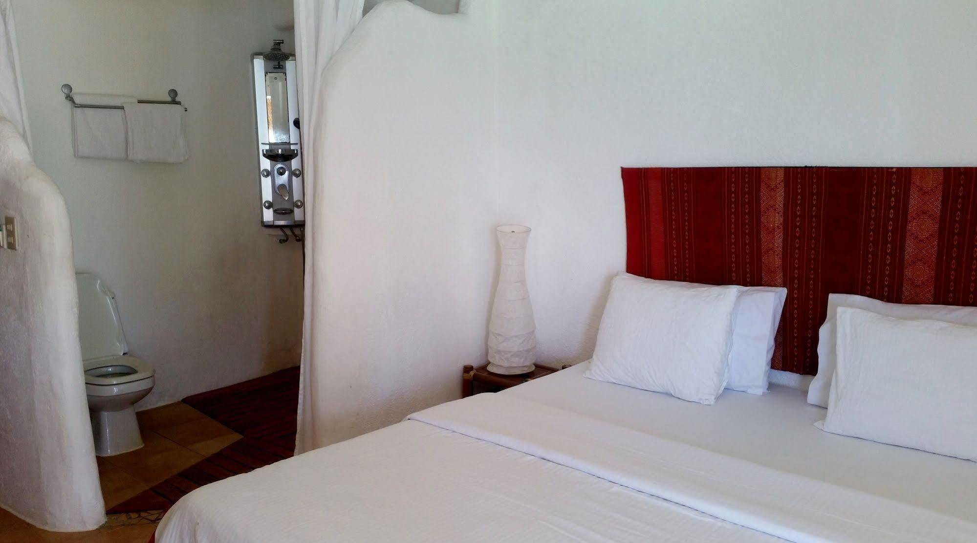 Artista Beach Villa Balabag  Buitenkant foto