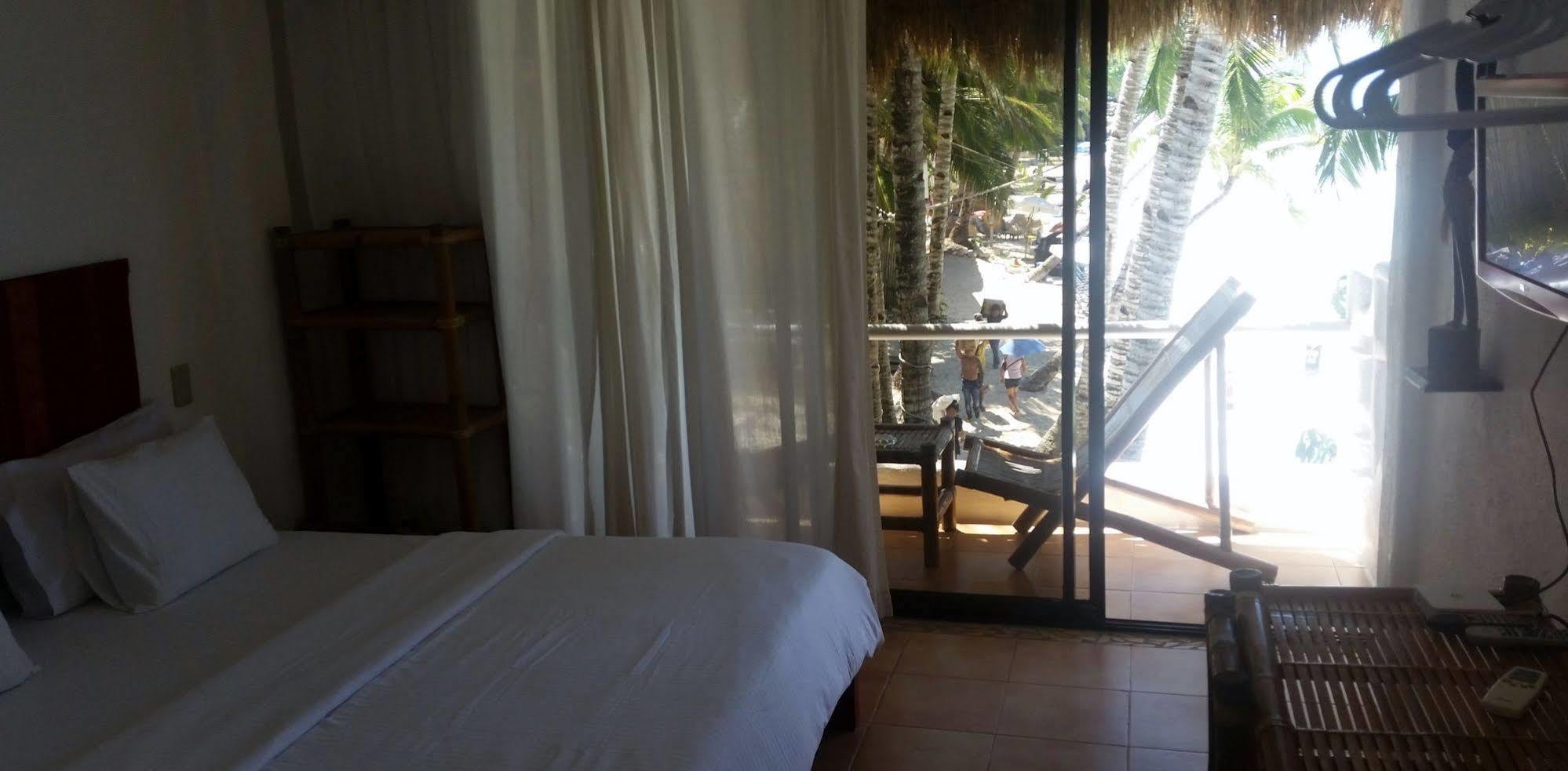 Artista Beach Villa Balabag  Buitenkant foto