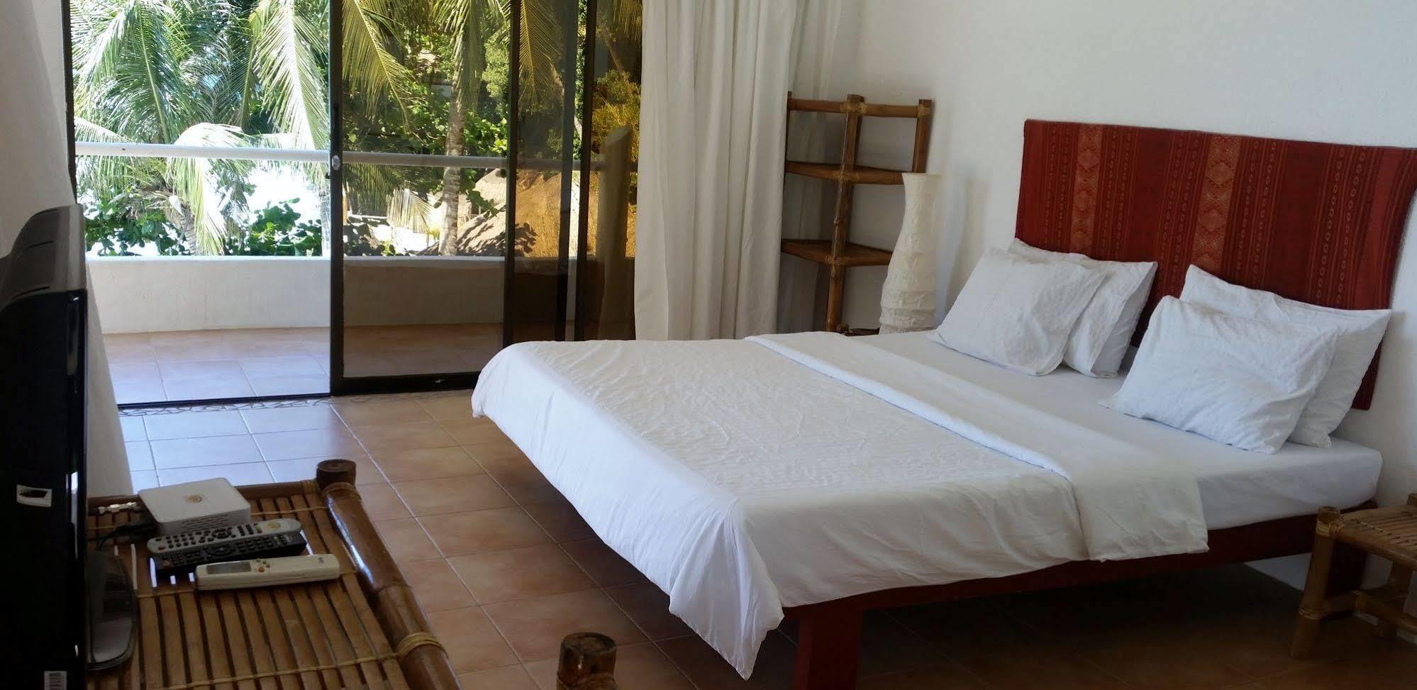 Artista Beach Villa Balabag  Buitenkant foto